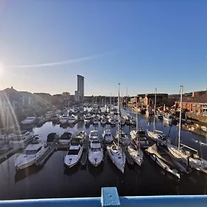 The Quay - Harbour View - By Tifa Stays Swansea
